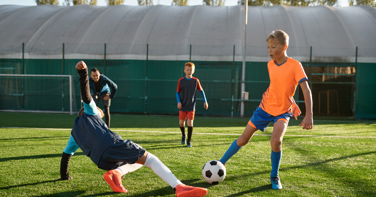 Jeunes joueurs lors d un match de tournoi de football